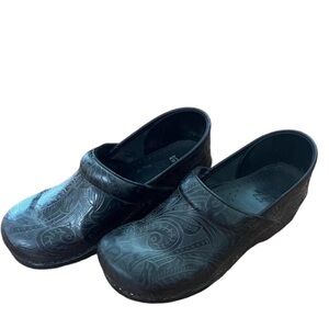Dansko Size 40 Black Clogs Leather Etched Comfort Shoe Nurse Teacher